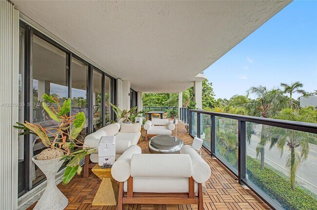 Building Photo - 2575 S Bayshore Dr Unit 4A