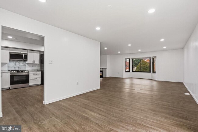 Photo - 2146 Woodford Rd