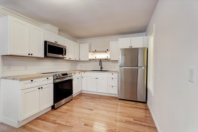 Kitchen - 1719 Carver St Unit 1