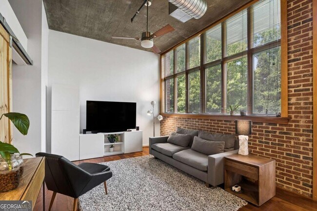 Photo - 640 Glen Iris Dr NE