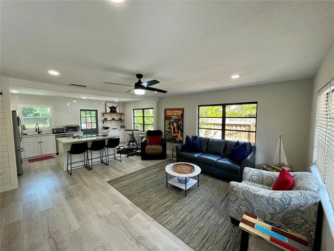 Photo - 411 17th Ave W