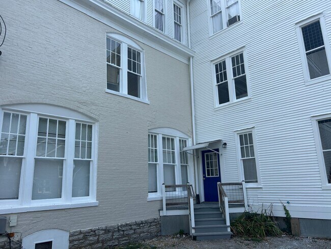 Photo - 418-1 East Maxwell Street Unit 1