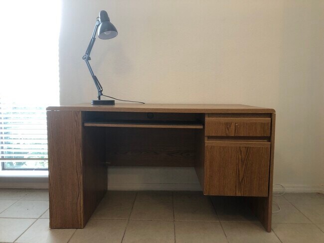 Study Desk - 3121 Sondra Dr Unit 104