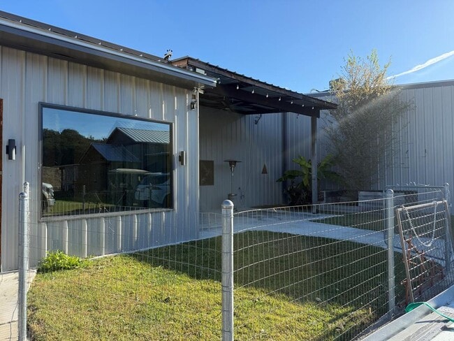 Photo - 150 Dowling Rd W
