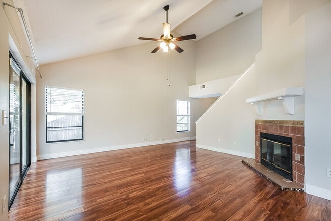 Photo - 402 E Springtree Way