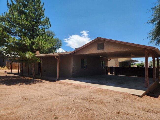 Building Photo - Amazing 2 bed / 1 bath House Available Now