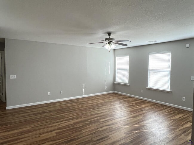 Photo - 204 Edgarton Way