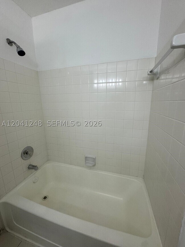 Building Photo - 3460 Pinewalk Dr N Unit 311
