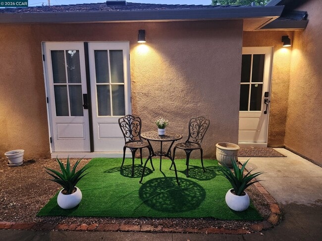 Building Photo - 2591 Walnut Blvd Unit ADU
