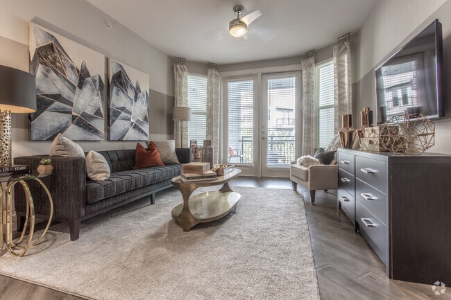 1 BR, 1 BA - 906 SF