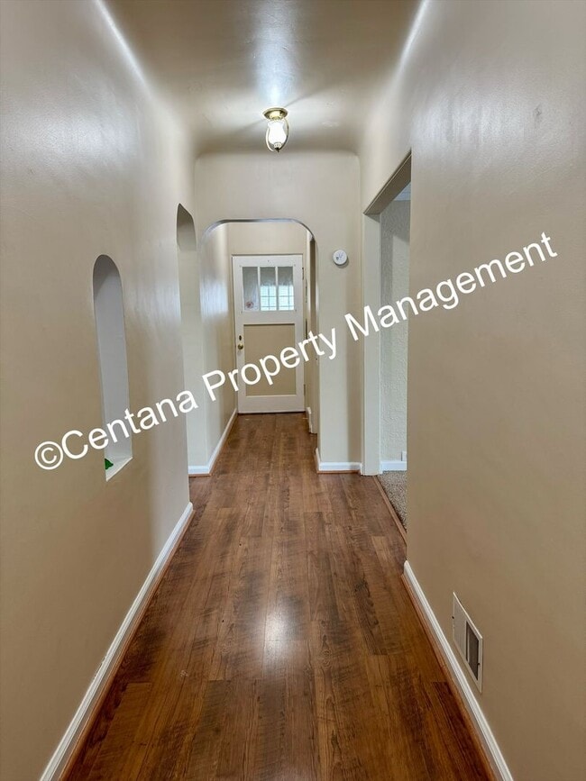 Photo - 301 W 2nd St Unidad Main