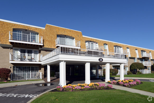 Primary Photo - Chateau Chatillon Apartments
