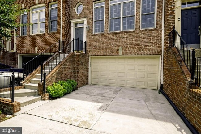 Building Photo - 1156 Regal Oak Dr