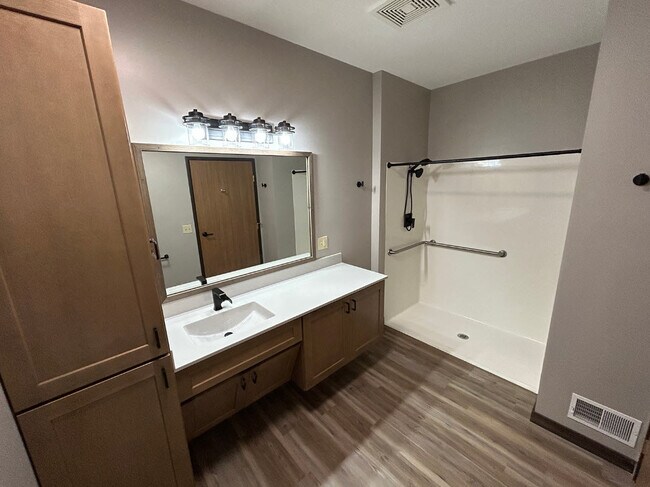 Photo - Milwaukee Manor Apartments