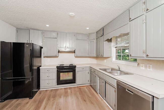 Photo - 611 Ashwood Ln