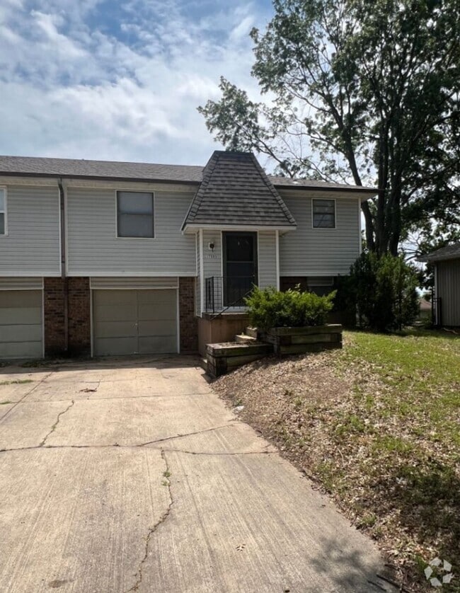 Building Photo - Spacious Duplex with Finished Basement & G... Rental