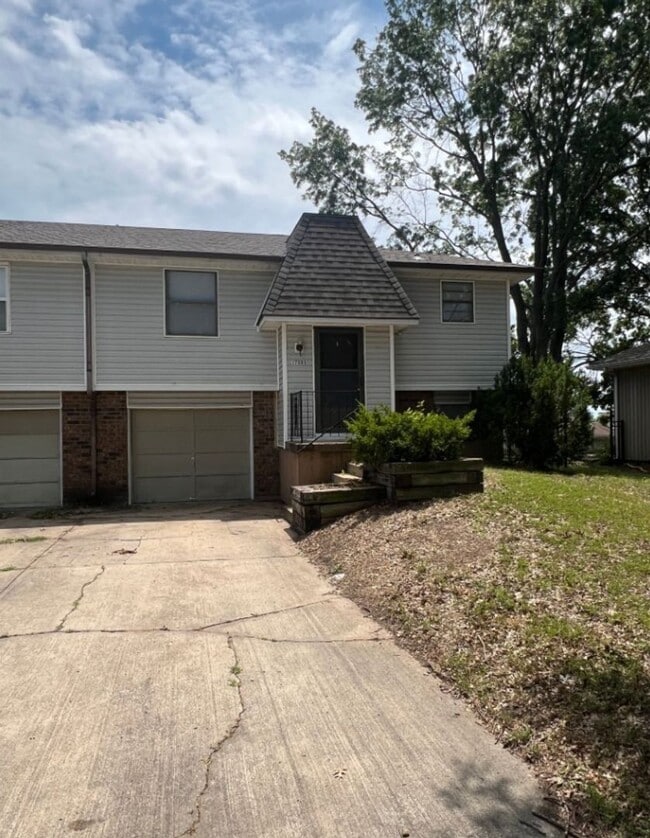 Building Photo - Spacious Duplex with Finished Basement & G... Rental