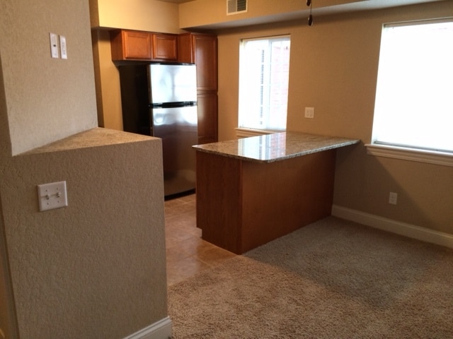 Kitchen view from Living room - 100 Grandview Ct Unit #121