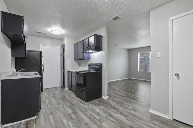 Building Photo - Rolling Hills Rental