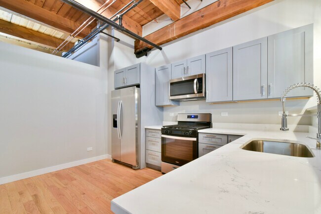 Photo - 11 E Illinois St