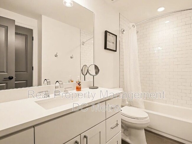 Photo - 811 Upshur St NW Unidad 1