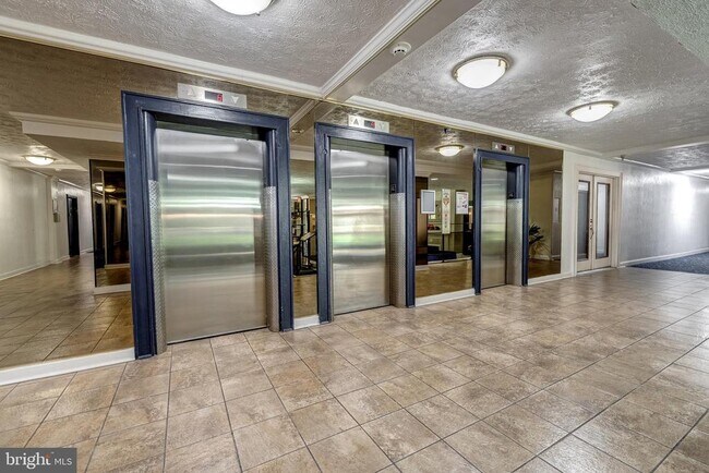 Photo - 1111 Arlington Blvd Unidad 317