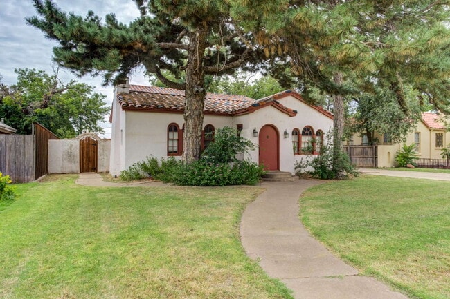 Photo - Charming Tuscany Villa block away from TTU