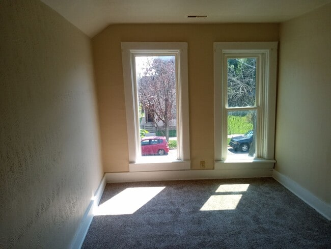 Building Photo - 135 Everett St Unit Upper Rental