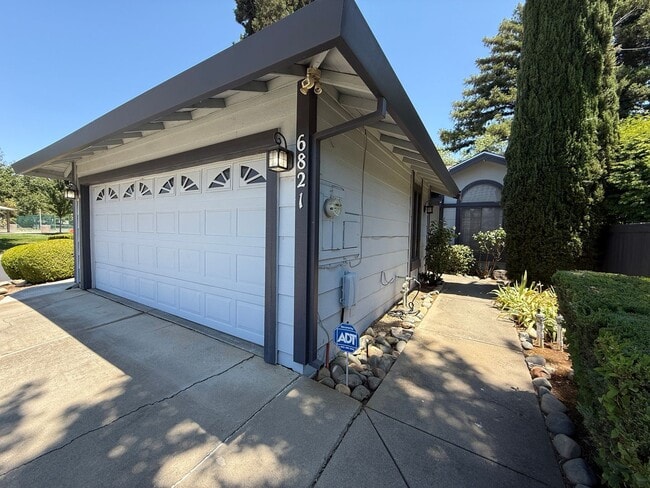 Photo - Get $400 Off Your 1st Month's Rent