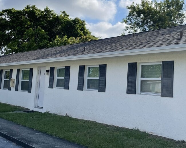 Building Photo - Vero Beach 2 Bedroom 1 Bath Unit 575-02