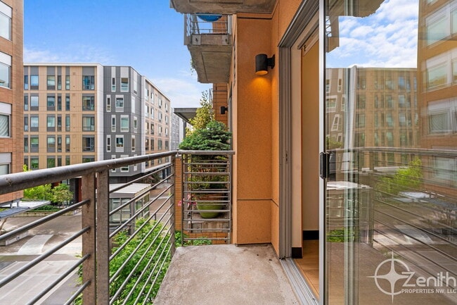 Building Photo - 701 Columbia St Unit Apt 301