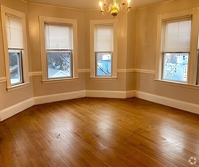 Building Photo - 68 Boylston St Unit 3 Rental