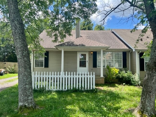 Building Photo - 3 Bed/2 Bath Townhouse *Huge Bonus Room*SO...