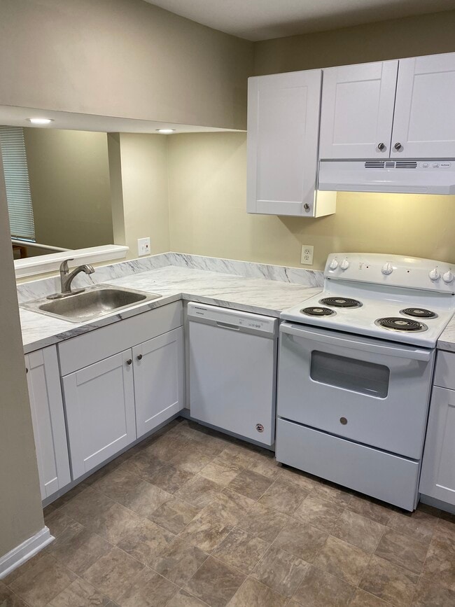 Kitchen - 231 Melrose Ct