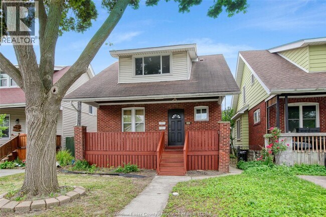 Photo - 1453 Marentette Ave
