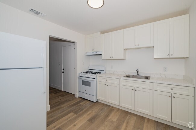 1BR, 1BA - 568SF - Kitchen