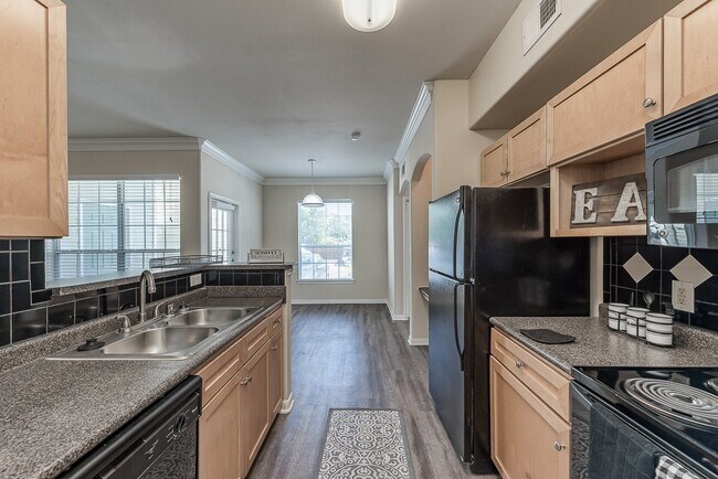 Building Photo - Bright, Open, and $750 Off Unit SWBE