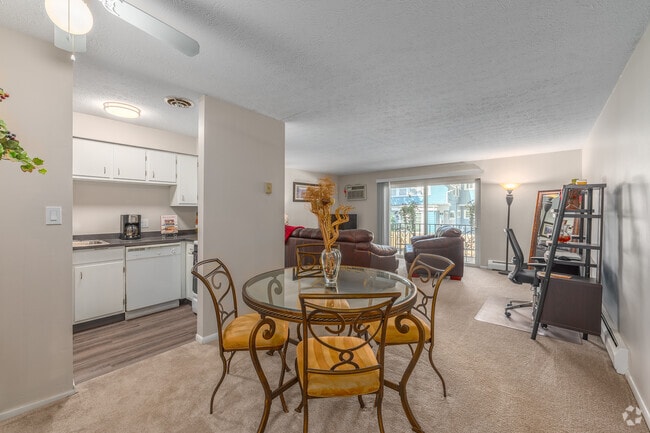 2BR, 1BA - 900SF - Dining Room - Parkview Manor