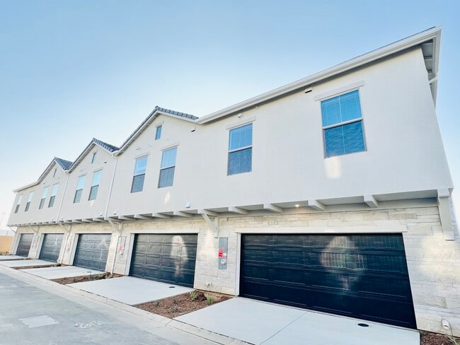 Photo - 2821 E Tamarind Dr