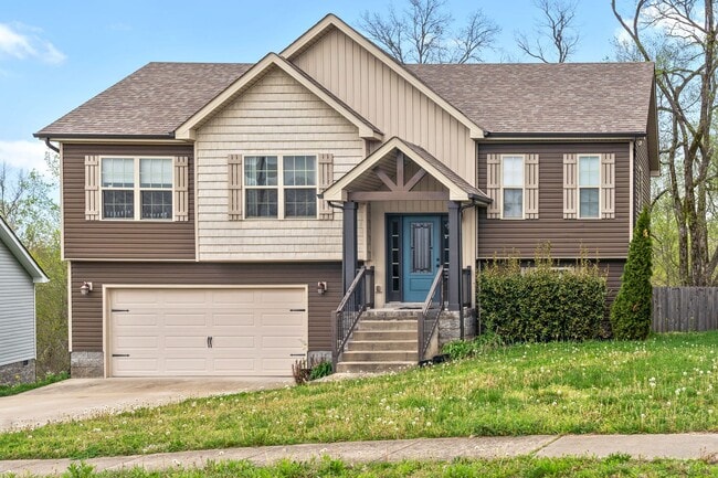 Photo - 1831 Camelot Dr House