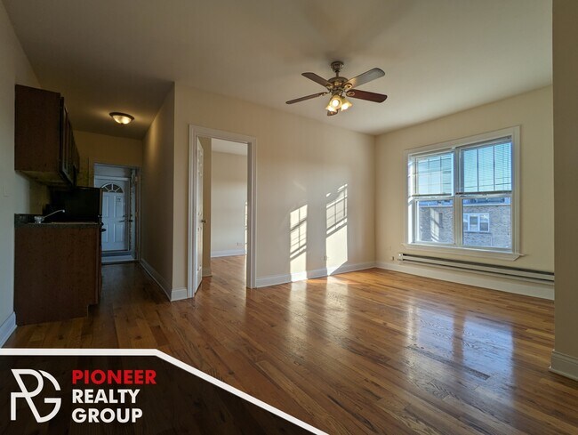 Building Photo - 949 W Cornelia Ave Unit 3B