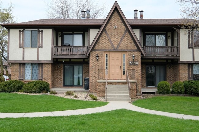 Building Photo - Full featured 2 Bed, 2 Bath Condo in quiet development w/ In-Unit Laundry, Garage and Pool!