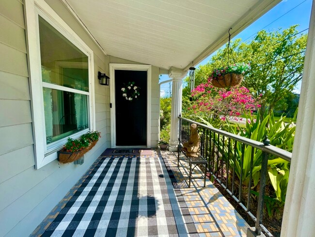 Porche delantero - 3319 W Paul Ave