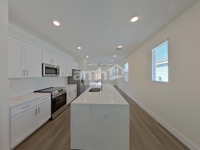 Photo - 901 English Primrose St