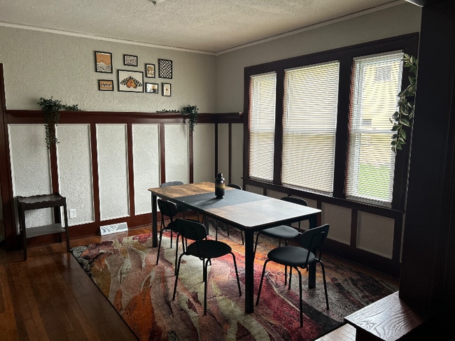 Photo - 875 Philip St