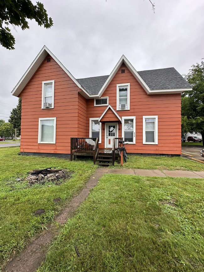Building Photo - 3 Bed 1 Bath close to UWEC! Available June... Rental