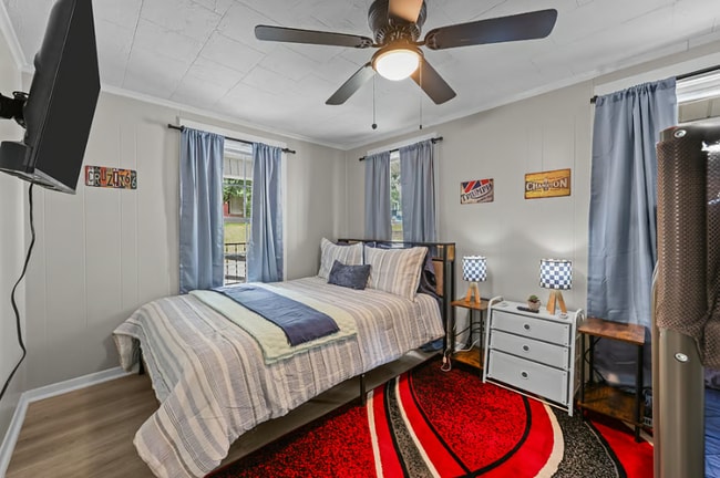 Photo - 105 McGill Ave NW