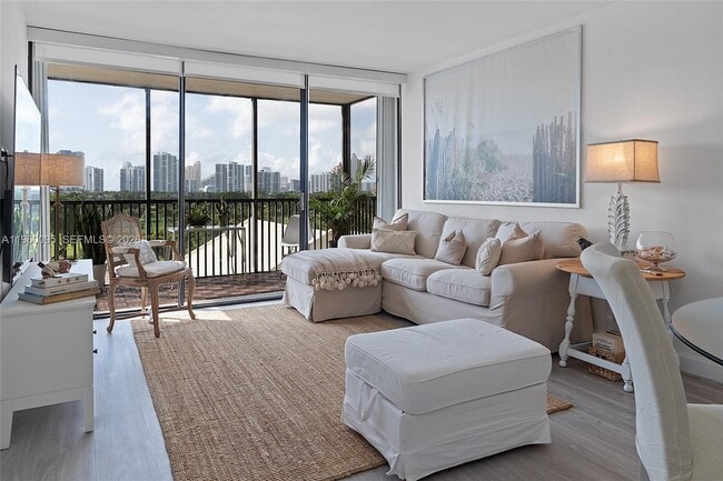 Photo - 20301 W Country Club Dr Unidad 728