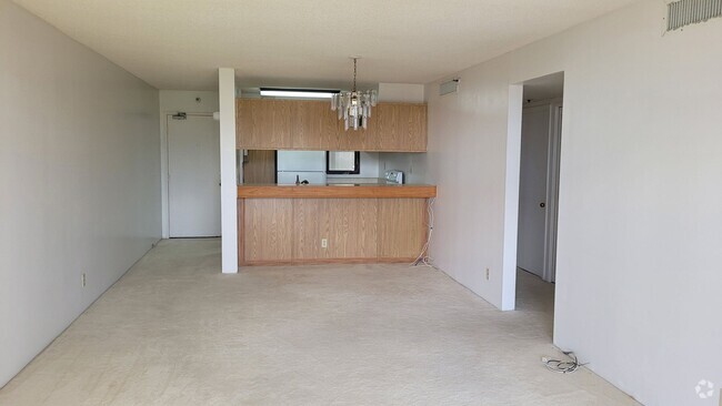 Building Photo - Centrally located 2bd, 2ba, 1pkg? 1012sqft... Rental