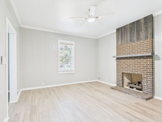 112 W Hackberry St